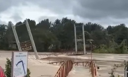 Nước lũ s&#244;ng Đa Nhim cuồn cuộn cuốn tr&#244;i cầu treo d&#224;i 100m