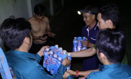 Trao tận tay h&#224;ng ng&#224;n suất ăn, chai nước đến b&#224; con bị chia cắt v&#236; lũ