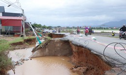 Mưa b&#227;o khiến nh&#224; cửa, đường s&#225; ở Kh&#225;nh H&#242;a hư hỏng nặng