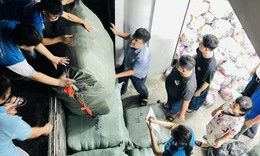 TP Hồ Ch&#237; Minh vận chuyển gấp 15 tấn nhu yếu phẩm đến Kh&#225;nh H&#242;a trong đ&#234;m 21/11