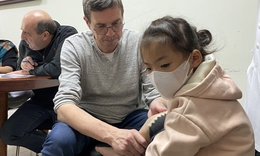 Thăm kh&#225;m, phẫu thuật cho nhiều bệnh nhi mắc dị tật ch&#234;nh lệch chiều d&#224;i chi