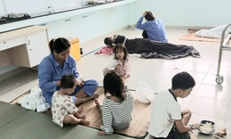 Người d&#226;n v&#249;ng ngập s&#226;u ở Nha Trang chạy v&#224;o bệnh viện tr&#225;nh lũ