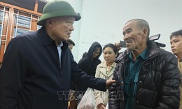 Ph&#243; Thủ tướng Thường trực Nguyễn H&#242;a B&#236;nh thăm, tặng qu&#224; nh&#226;n d&#226;n v&#249;ng lũ Đắk Lắk