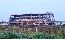 Xe giường nằm bốc ch&#225;y tr&#234;n cao tốc TP Hồ Ch&#237; Minh - Trung Lương