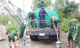 Bộ đội Bi&#234;n ph&#242;ng vận chuyển&#160;nước sạch miễn ph&#237; gi&#250;p hơn 100 hộ d&#226;n v&#249;ng lũ