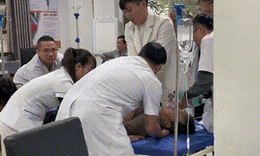 Video: Cứu sống người đ&#224;n &#244;ng ngừng h&#244; hấp – tuần ho&#224;n khi đi kh&#225;m bệnh