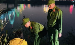 H&#224; Nội: Giải cứu một phụ nữ c&#243; &#253; định tự tử ở cầu Nhật T&#226;n