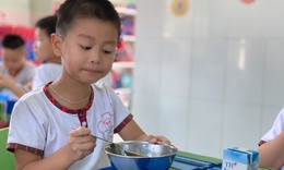 Cơ thể con &#39;n&#243;i g&#236;&#39; khi bị &#233;p ăn?