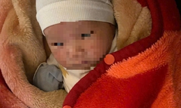 B&#233; trai sơ sinh bị bỏ rơi trong đ&#234;m trước cổng nh&#224; thờ họ