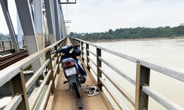 H&#233; lộ nguy&#234;n nh&#226;n người đ&#224;n &#244;ng &#244;m 2 ch&#225;u nhỏ nhảy xuống s&#244;ng Tr&#224; Kh&#250;c