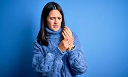 6 c&#225;ch tự nhi&#234;n gi&#250;p giảm b&#249;ng ph&#225;t vi&#234;m khớp khi trời lạnh