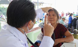 Hơn 1.600 người d&#226;n được kh&#225;m bệnh, cấp thuốc v&#224; qu&#224; trong chương tr&#236;nh ‘Chuyến xe Sức khỏe – Thương về miền Trung’