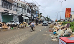 Kh&#225;nh H&#242;a ngập r&#225;c sau mưa lũ, lực lượng chức năng v&#224; c&#244;ng nh&#226;n m&#244;i trường l&#224;m việc xuy&#234;n đ&#234;m