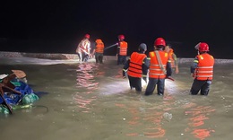 Người đ&#224;n &#244;ng bị s&#243;ng cuốn tr&#244;i mất t&#237;ch khi bơi thuyền th&#250;ng ra biển trục vớt neo