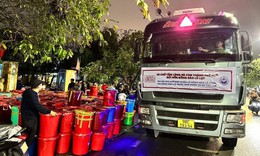 L&#253; do người Huế d&#249;ng th&#249;ng nhựa đựng h&#224;ng cứu trợ gửi b&#224; con v&#249;ng lũ