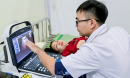 Thầy thuốc trẻ gi&#250;p người d&#226;n v&#249;ng lũ phục hồi sức khỏe sau thi&#234;n tai