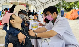 Bệnh viện 19-8 vượt đường kh&#243;, trao y&#234;u thương v&#224; tủ thuốc đặc biệt cho b&#224; con v&#249;ng lũ