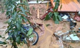 Sạt lở n&#250;i ở H&#224; Tĩnh, nhiều nh&#224; d&#226;n bị v&#249;i lấp