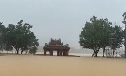 Huế: Hơn 54.600 ng&#244;i nh&#224; bị ngập, h&#224;ng chục điểm sạt lở do mưa lũ