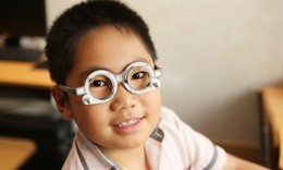 Trẻ kh&#244;ng than mờ mắt nhưng c&#243; thể mất thị lực vĩnh viễn do nhược thị