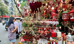 Phố H&#224;ng M&#227; nhộn nhịp với đồ trang tr&#237; Gi&#225;ng sinh sớm