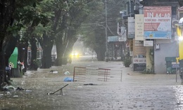 Vừa dọn xong b&#249;n đất, nhiều tuyến đường ở Huế lại ngập s&#226;u trong nước