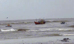 Ngư d&#226;n mất t&#237;ch khi thuyền th&#250;ng bị s&#243;ng đ&#225;nh ch&#236;m ở cửa s&#244;ng