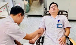 C&#225;n bộ y tế hiến m&#225;u cứu người phụ nữ vỡ thai ngo&#224;i tử cung trong mưa lũ