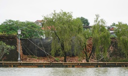 Một đoạn tường Ho&#224;ng th&#224;nh Huế bị sập trong mưa lũ