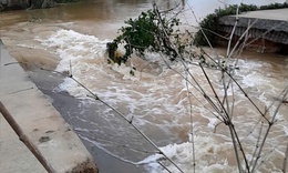 Nước lũ cuốn tr&#244;i đoạn đ&#234; kết hợp đường giao th&#244;ng ở Huế