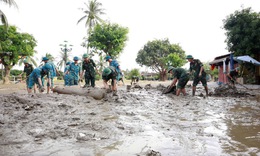 Bộ đội khẩn trương &#39;giải cứu&#39; phố cổ Hội An sau 5 ng&#224;y ngập s&#226;u