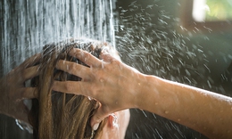 V&#236; sao gội đầu bằng nước n&#243;ng lại g&#226;y rụng t&#243;c? B&#225;c sĩ chỉ c&#225;ch gội đầu đ&#250;ng