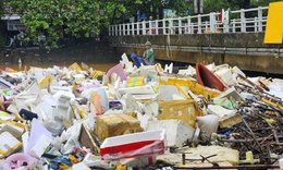 S&#244;ng hồ ở Huế ngập r&#225;c sau lũ, to&#224;n th&#224;nh phố thu gom hơn 5.500 tấn về nơi xử l&#253;