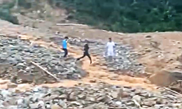 B&#227;o số 13 chia cắt Trường Sơn Đ&#244;ng, x&#243;i mố cầu, nước ngập ngang người