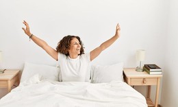 4 b&#224;i tập tr&#234;n giường gi&#250;p giảm mỡ bụng dưới nhanh hơn gập bụng sau 60 tuổi