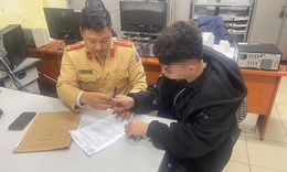 D&#225;n sticker che biển số, thanh ni&#234;n bị phạt 5 triệu đồng