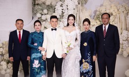 Bố mẹ chồng Hoa hậu Đỗ Thị H&#224; g&#226;y ch&#250; &#253; tại tiệc cưới ho&#224;nh tr&#225;ng của con