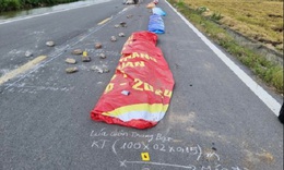 Người phụ nữ d&#249;ng khối b&#234; t&#244;ng chắn đường phơi th&#243;c, g&#226;y tai nạn chết người