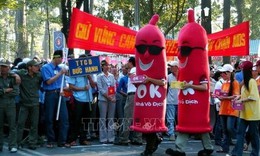 Ng&#224;y Thế giới ph&#242;ng, chống AIDS: Chặn đ&#224; trẻ h&#243;a v&#224; nguy cơ l&#226;y nhiễm &#226;m thầm