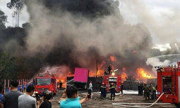 Kho b&#227;i ở Đ&#224; Nẵng bốc ch&#225;y kinh ho&#224;ng, kh&#243;i đen cao h&#224;ng trăm m&#233;t