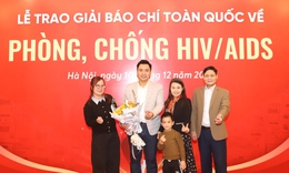 Đ&#244;ng đảo đại biểu dự Lễ tổng kết v&#224; trao giải &#39;Giải B&#225;o ch&#237; ph&#242;ng, chống HIV/AIDS&#39;