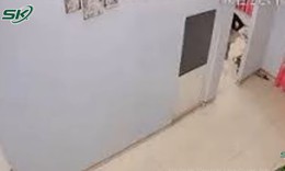 Chồng h&#224;nh hung vợ mặc con nhỏ kh&#243;c th&#233;t hoảng loạn dưới s&#224;n nh&#224; g&#226;y phẫn nộ