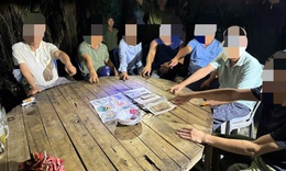 Bắt quả tang nhóm 8 người lắc bầu cua 'ăn thua' bằng tiền ở quán cà phê