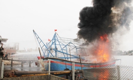Tàu cá Đà Nẵng cháy và chìm trên biển, 55 thuyền viên gặp nạn