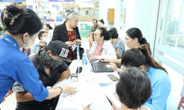 Bệnh viện Y học cổ truyền TPHCM tặng thẻ BHYT cho người cao tuổi, khó khăn