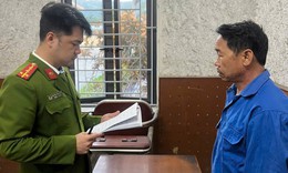 Không dừng xe đo nồng độ cồn, tài xế tông bị thương 2 CSGT