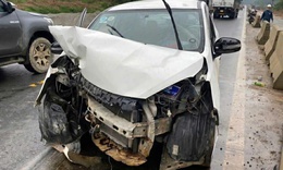 Ô tô chở 4 người gặp tai nạn trên cao tốc La Sơn - Hòa Liên