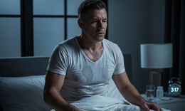 Cơn ác mộng thầm lặng: Nóng bừng và vã mồ hôi ban đêm ở nam giới trung niên