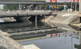 Nước s&#244;ng T&#244; Lịch bất ngờ chuyển m&#224;u đen đặc