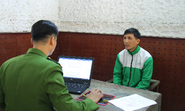 Đang xem cờ tướng, người đ&#224;n &#244;ng bị đ&#226;m gục